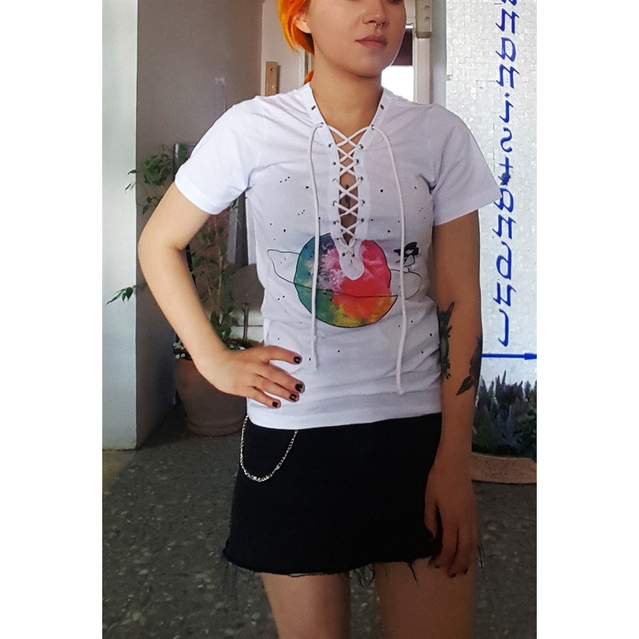 Satürn Üzerinde Yürüyen Kız Bağcıklı Kadın T-Shirt