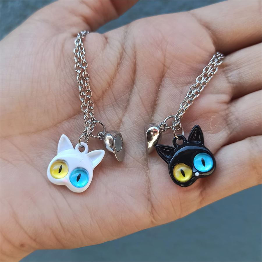 Renkli Gözlü Kediler Kalp Mıknatıslı Çift Kolye