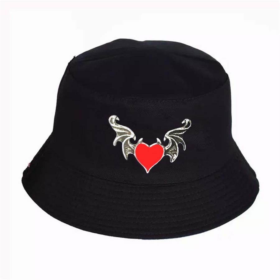 Yarasa Kanatlı Kalp Siyah Bucket Şapka