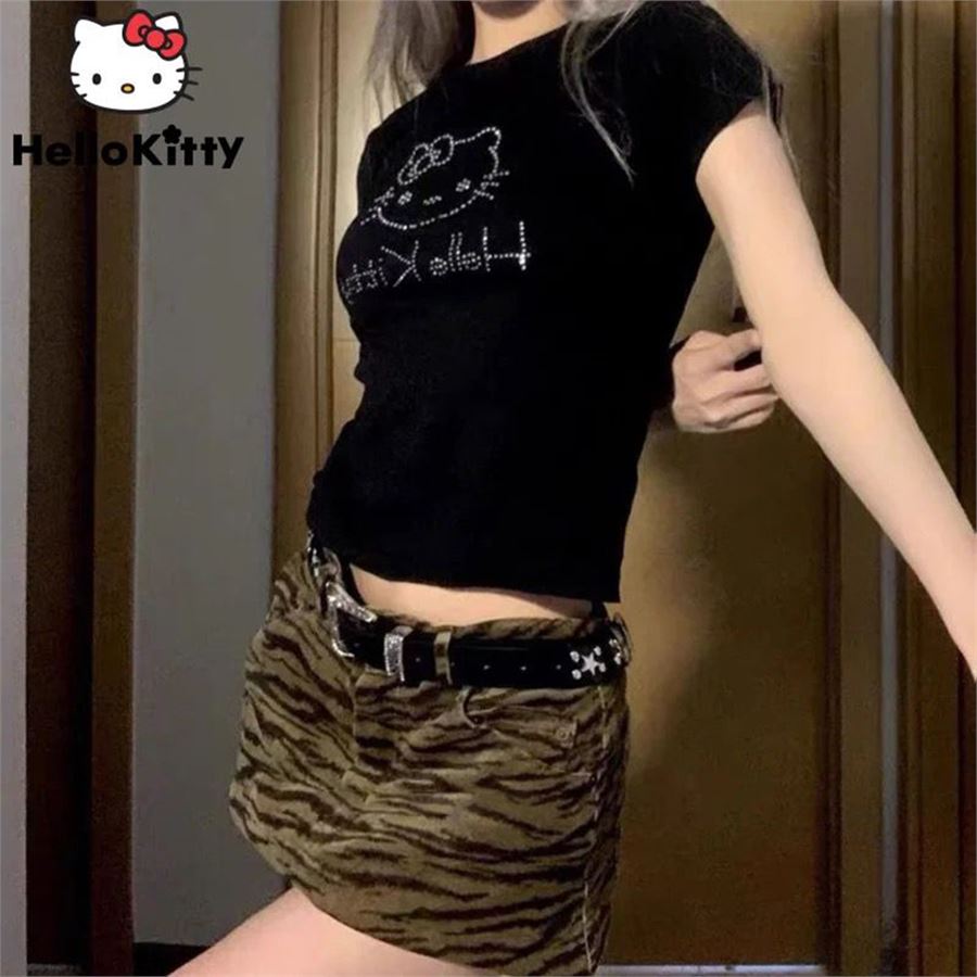 Siyah Taş İşlemeli Hello Kitty Yarım T-Shirt