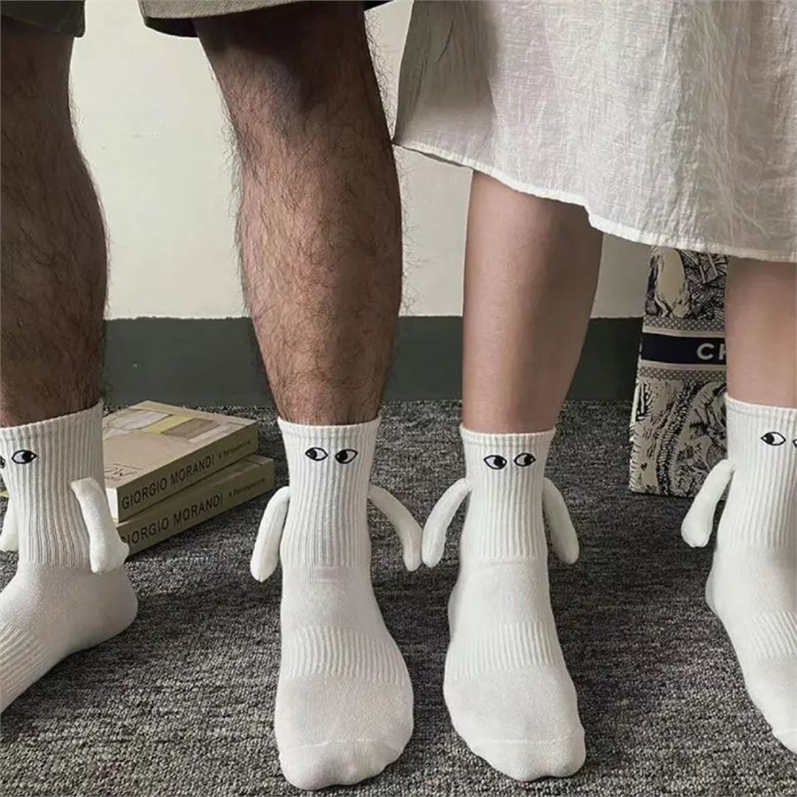 El Ele Tutuşan Mıknatıslı Beyaz Çorap