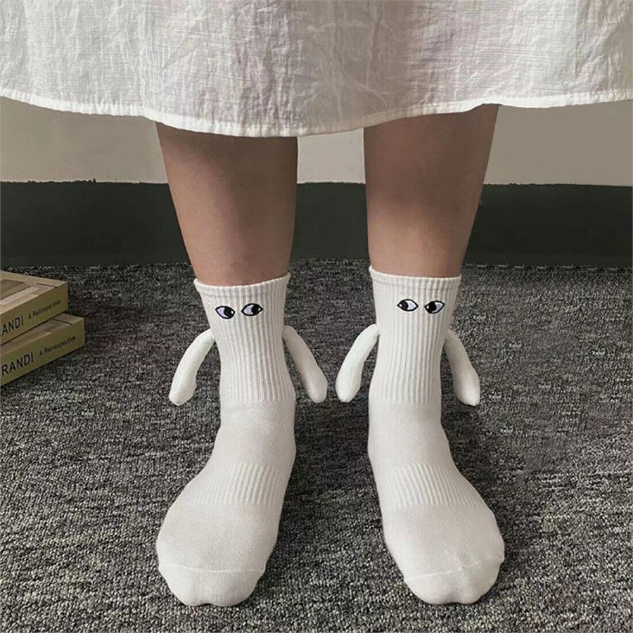 El Ele Tutuşan Mıknatıslı Beyaz Çorap